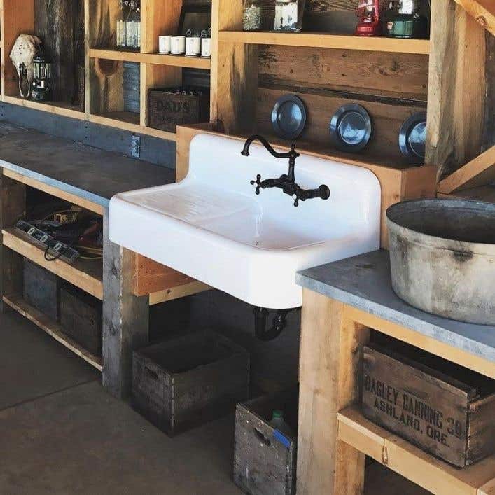 Cora 42 Cast Iron Farm Drainboard Sink, What Are Old Farmhouse Sinks Made Of Wood