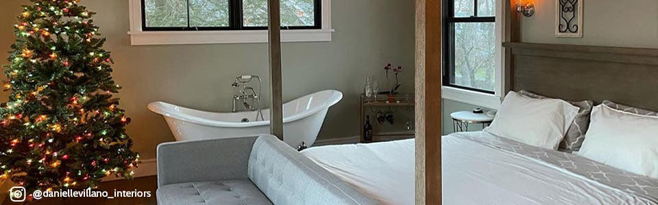 Holiday bedroom with bathtub